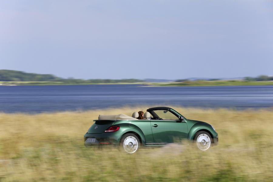  Volkswagen Beetle Cabriolet 2016 года  (фото 8 из 21)